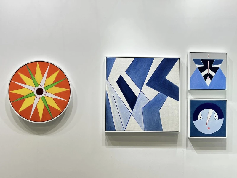 采泥藝術（展間A04）帶來華人幾何抽象藝術先鋒霍剛的作品。Melody TU 採訪拍攝。