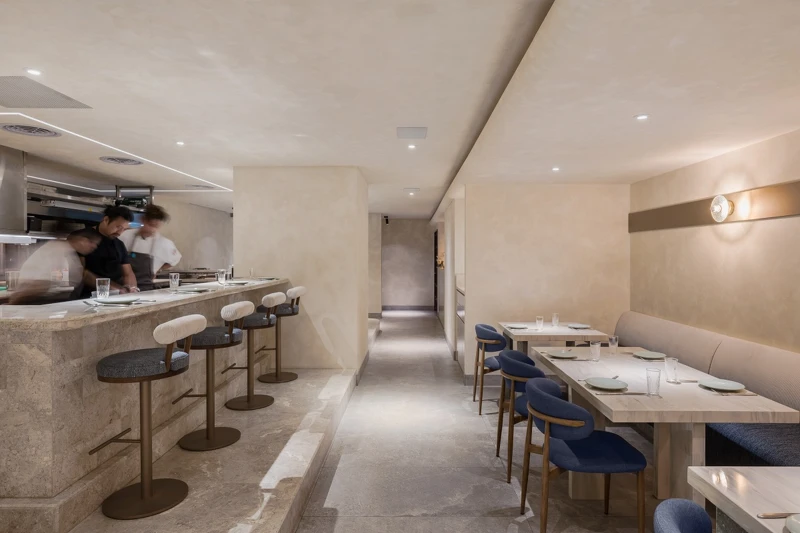 星廚林明健(Kin)所開設的輕奢亞洲料理餐廳「Golden」,走入現代感十足的氛圍設計,體驗當代精緻料理美學。 星廚林明健(Kin)所開設的輕奢亞洲料理餐廳「Golden」,走入現代感十足的氛圍設計,體驗當代精緻料理美學。