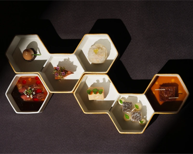 Circum-最著名的開胃前菜—七巧板,為獨一無二的美食獵遊Restaurant Safari展開序幕。 Circum-最著名的開胃前菜—七巧板,為獨一無二的美食獵遊Restaurant Safari展開序幕。