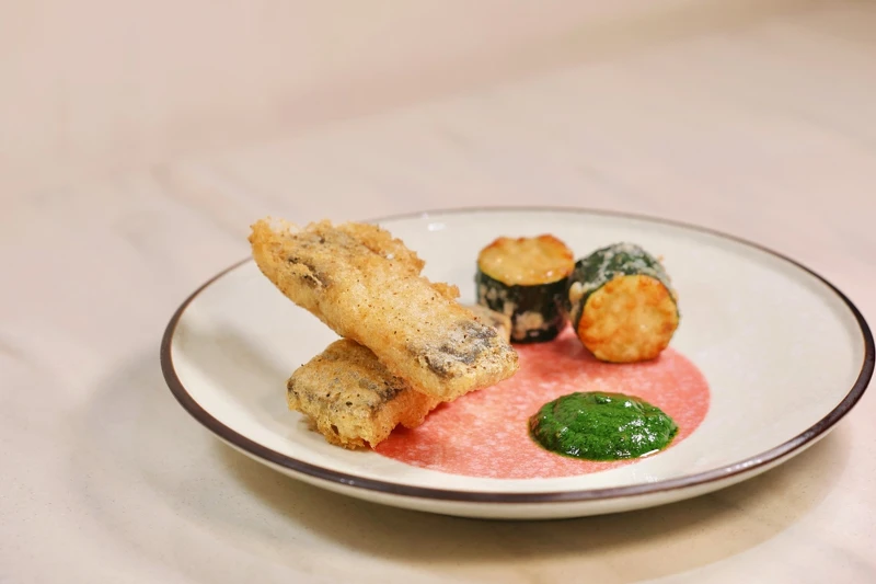 Golden全新菜色—椒鹽鰻魚天婦羅、魚露醬、綜合香草,以截然不同的風味技法拓展品味美食的想像空間。 Golden全新菜色—椒鹽鰻魚天婦羅、魚露醬、綜合香草,以截然不同的風味技法拓展品味美食的想像空間。