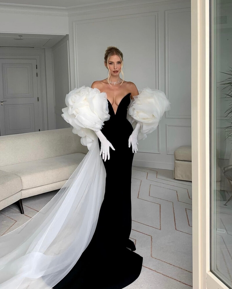 Leonie Hanne 於202坎城影展身穿Nicole + Felicia優雅黑白造型