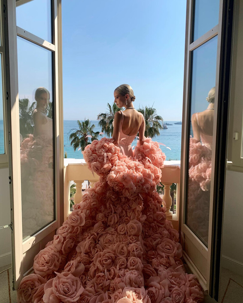 Leonie Hanne 於2023坎城影展身穿Nicole + Felicia立體玫瑰披肩禮服