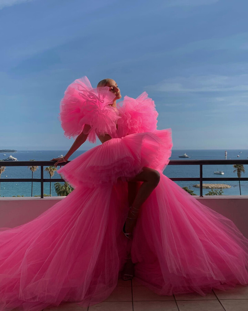 Leonie Hanne 於2022年坎城影展身穿芭比桃色紗裙