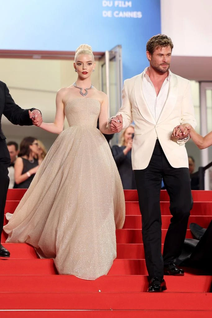 Anya Taylor-Joy 於2024坎城影展身穿淡米金Dior訂製禮服