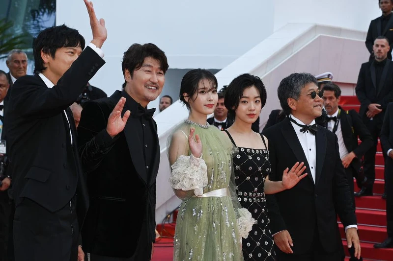 IU李知恩於2022坎城影展身穿Gucci亮片珠飾刺繡禮服