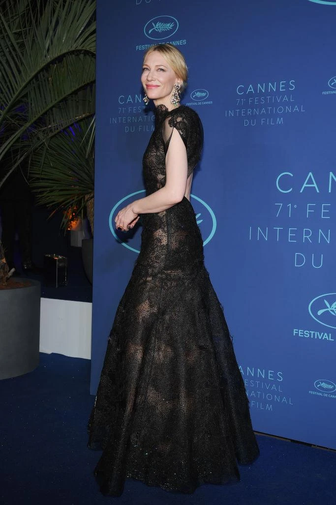 Cate Blanchett 於2018坎城影展重新演繹Armani Privé黑色禮服