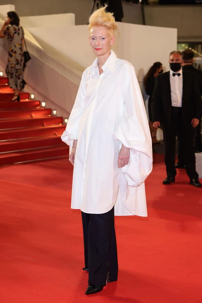 Tilda Swinton 於坎城影展的經典紅毯造型之一