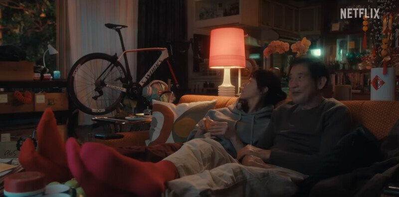 樂樂和樂爸穿同樣的紅襪，不管是親子裝或情侶服，樂樂開始享受爸爸的色彩學