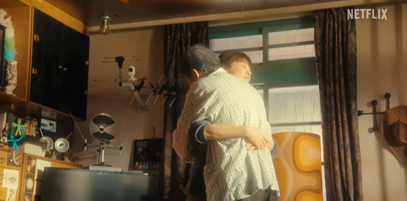 畫面裡，能看到很多”天線”，外星老爸深深依賴被天線召喚的地球人，父女兩人擁抱的背影浪漫也催淚。