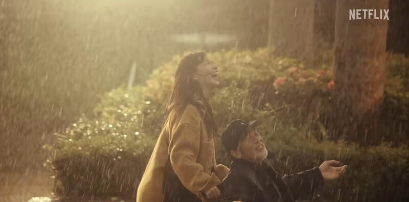 樂樂推著不良於行的樂爸，儘管身分錯置，變成女兒”個高”頂著天、罩著爸爸，但現在就仰臉接受雨水的親吻吧！