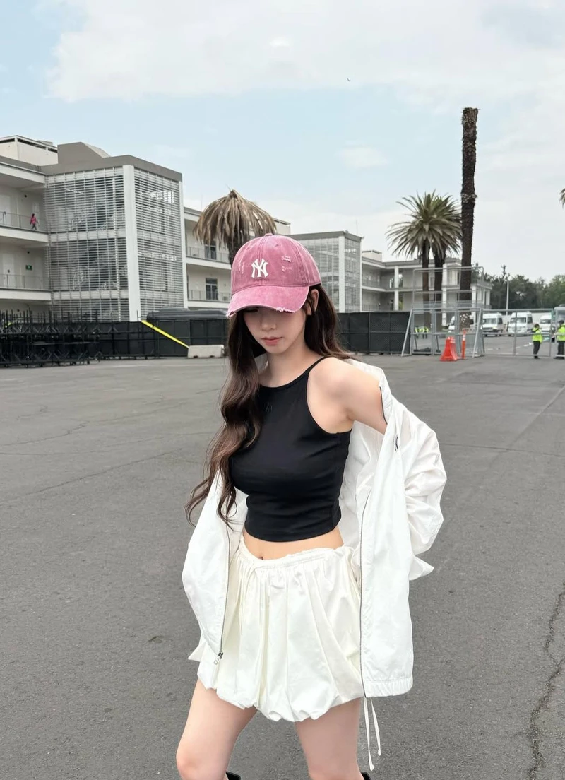 aespa Karina 示範 MLB 煙粉色破壞風洋基隊棒球帽