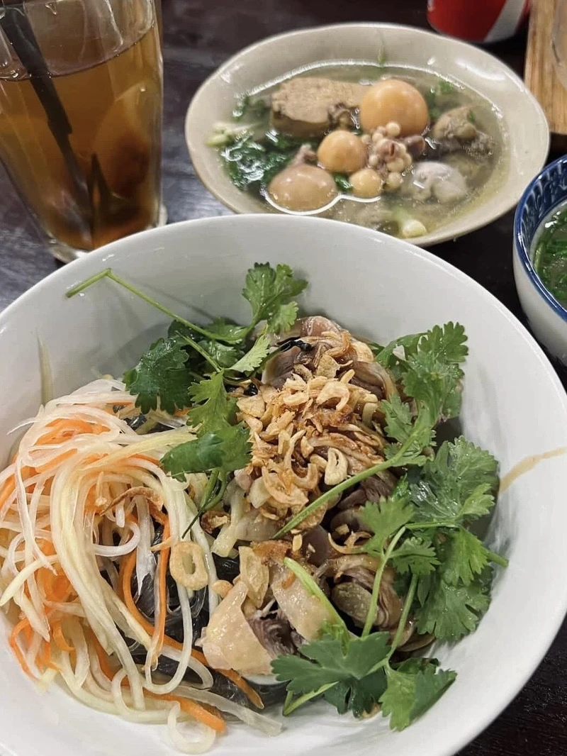 Phở Gà Phố Cổ有湯有乾、除了河粉也有冬粉可選。(Erika提供) Phở Gà Phố Cổ有湯有乾、除了河粉也有冬粉可選。(Erika提供)