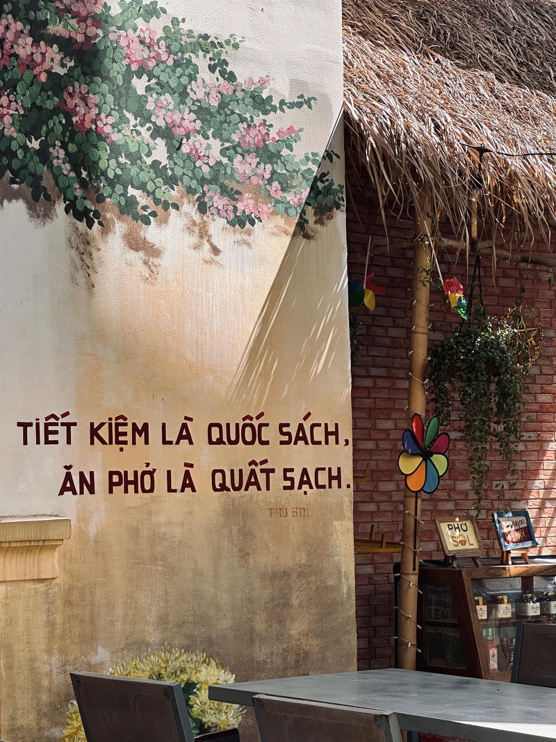 牆上的標語寫著「節儉是國家政策,吃牛肉河粉就得清盤。」 牆上的標語寫著「節儉是國家政策,吃牛肉河粉就得清盤。」