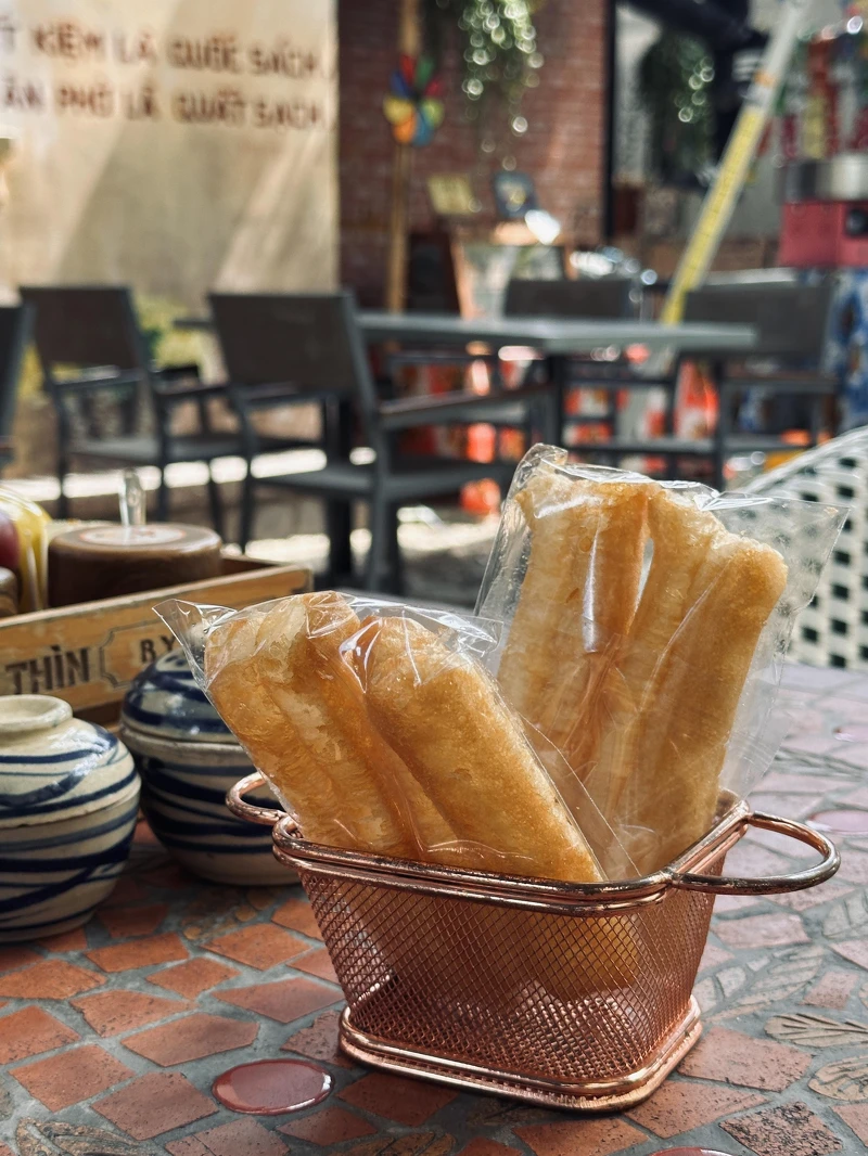 油條是許多在地人會加點的配菜。 油條是許多在地人會加點的配菜。