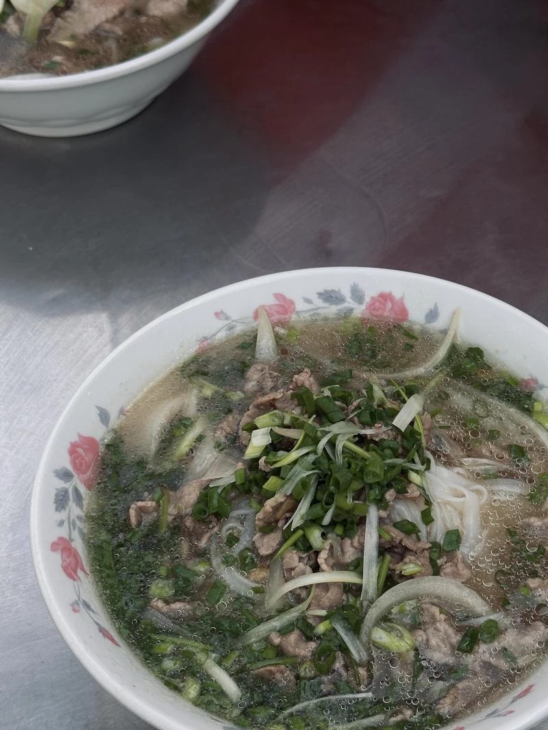 大量的蔥與洋蔥,與大火剛炒出的牛肉配上私房湯頭,交織出絕頂美味。 大量的蔥與洋蔥,與大火剛炒出的牛肉配上私房湯頭,交織出絕頂美味。