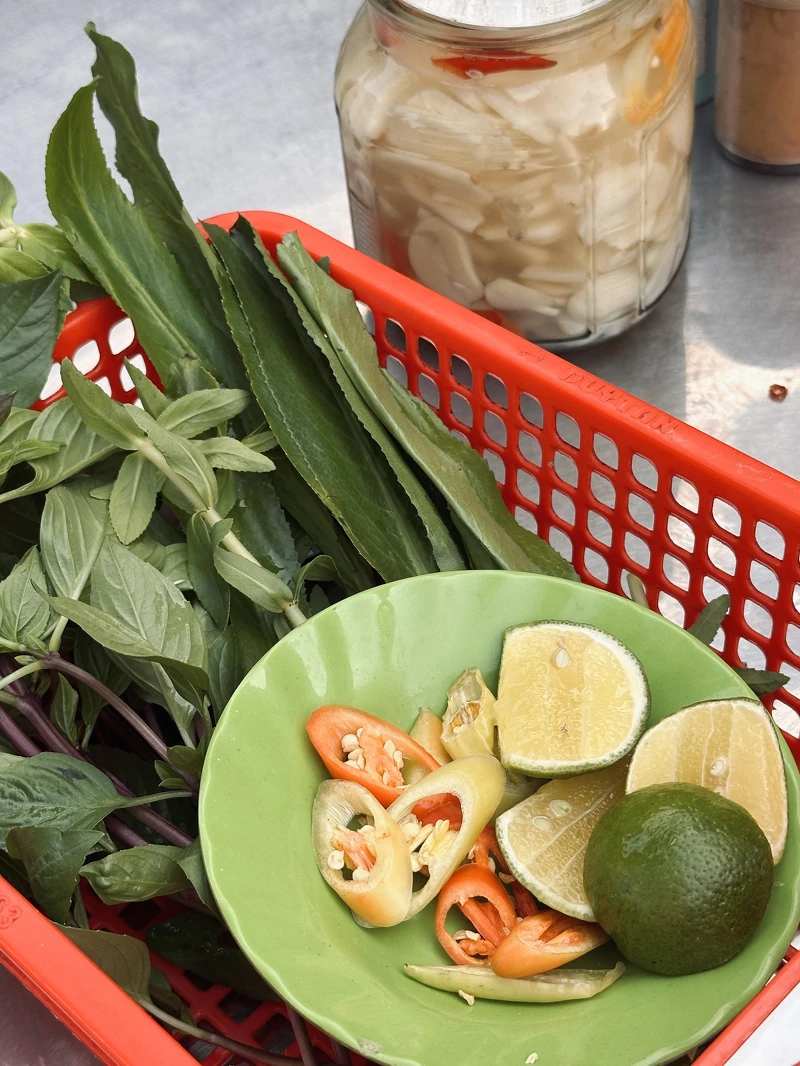 別客氣地加入喜歡的香料與醃蒜,溫馨提醒胡志明的辣椒超辣,請一顆一顆地加。 別客氣地加入喜歡的香料與醃蒜,溫馨提醒胡志明的辣椒超辣,請一顆一顆地加。