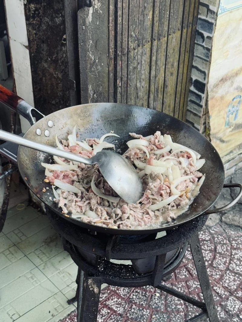 若是點炒牛肉河粉,老闆便立刻豪邁地在路邊炒起牛肉。 若是點炒牛肉河粉,老闆便立刻豪邁地在路邊炒起牛肉。