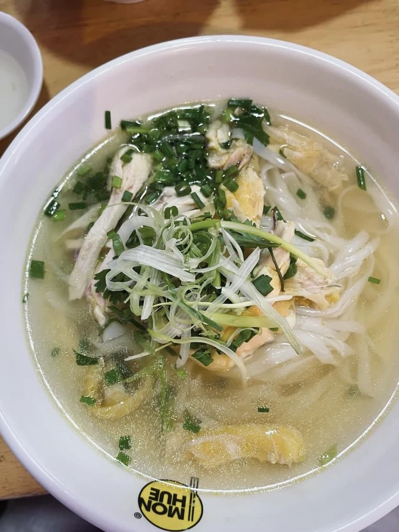 帶有柑橘清香的雞湯頭喝下肚,有種撫慰身心的感覺。(梁大文提供) 帶有柑橘清香的雞湯頭喝下肚,有種撫慰身心的感覺。(梁大文提供)