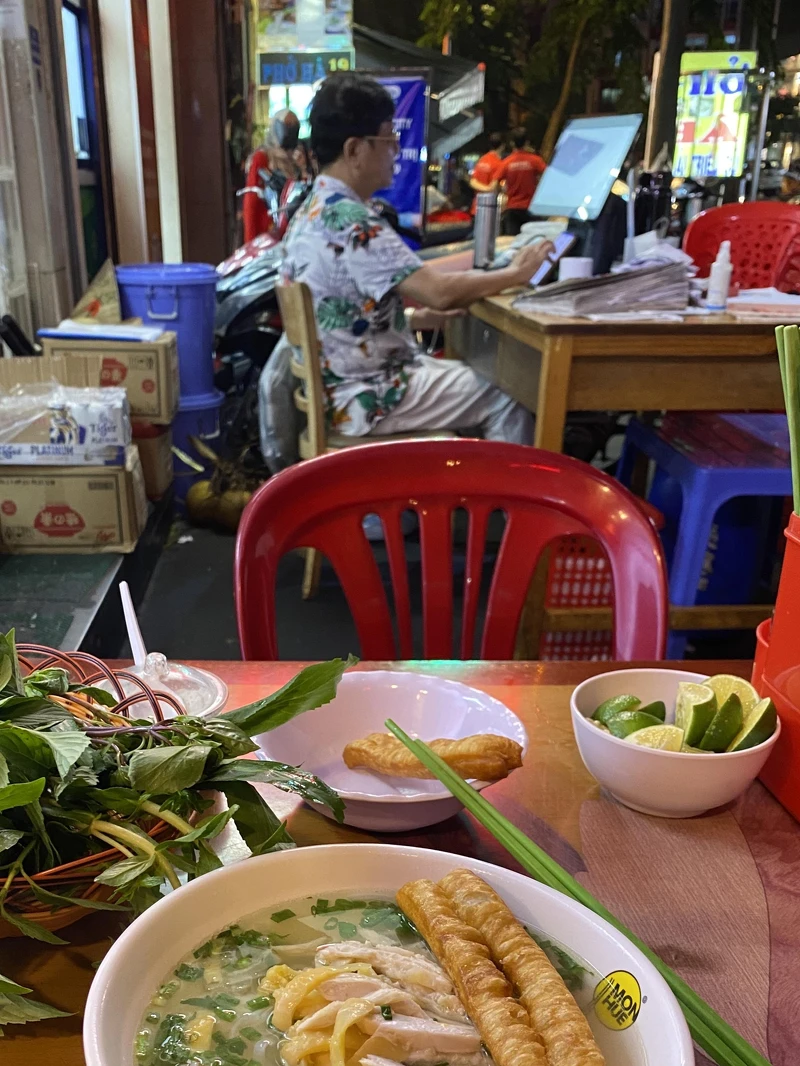 若是晚上前往,大部分的人會選擇室外座位,紅色的塑膠椅也很有台味。 若是晚上前往,大部分的人會選擇室外座位,紅色的塑膠椅也很有台味。