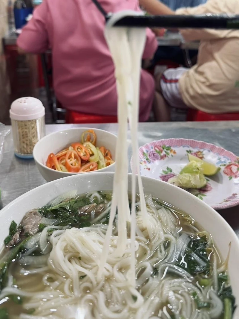 Phở Phượng的河粉比較細,配上甜甜的湯頭讓台灣人有種一秒到台南的錯覺。 Phở Phượng的河粉比較細,配上甜甜的湯頭讓台灣人有種一秒到台南的錯覺。