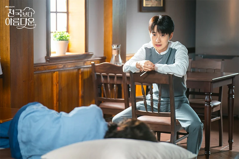 牧師看海淑喝醉睡著的樣子，不太像兒子關心母親的神情？