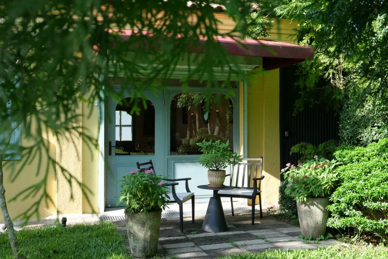 後院有著大片綠意。 後院有著大片綠意。