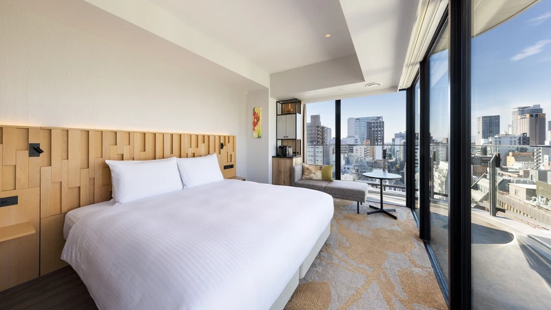 大片落地窗與陽台,一覽大阪城市中截然不同的日與夜。 大片落地窗與陽台,一覽大阪城市中截然不同的日與夜。