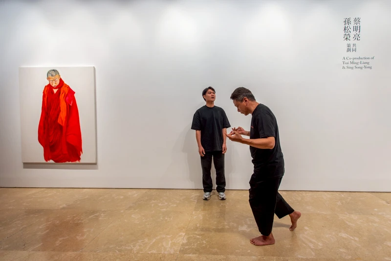 演員李康生（右）與亞儂弘尚希（左）精心演出，帶領現場嘉賓一同揭開《行者十步：蔡明亮》展覽序幕（林宏龍攝影）