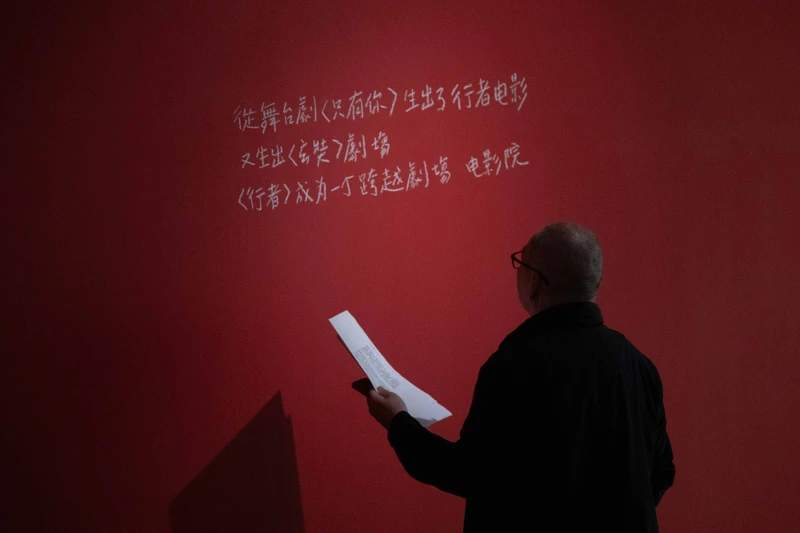 蔡明亮於高美館《行者十步：蔡明亮》展覽現場（汯呄霖電影提供，許懷哲攝影）