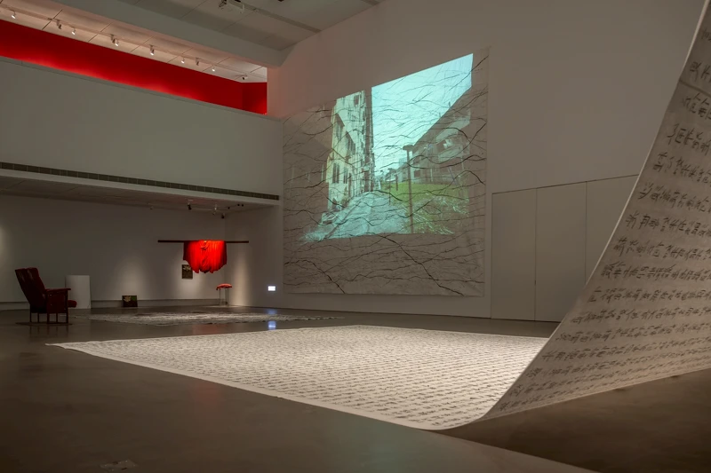 高美館《行者十步：蔡明亮》展覽現場（林宏龍攝影）