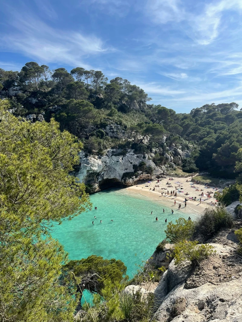 「梅諾卡」（Menorca）在地中海中意為「較小的島」。