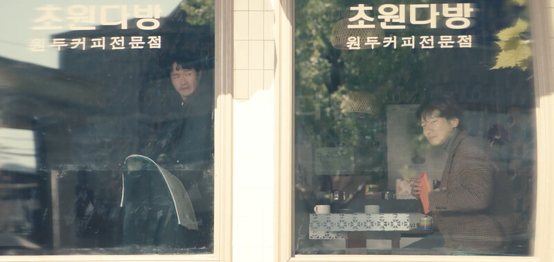 樂俊(右)和姜正久(左)在咖啡廳碰面，不知在交易什麼