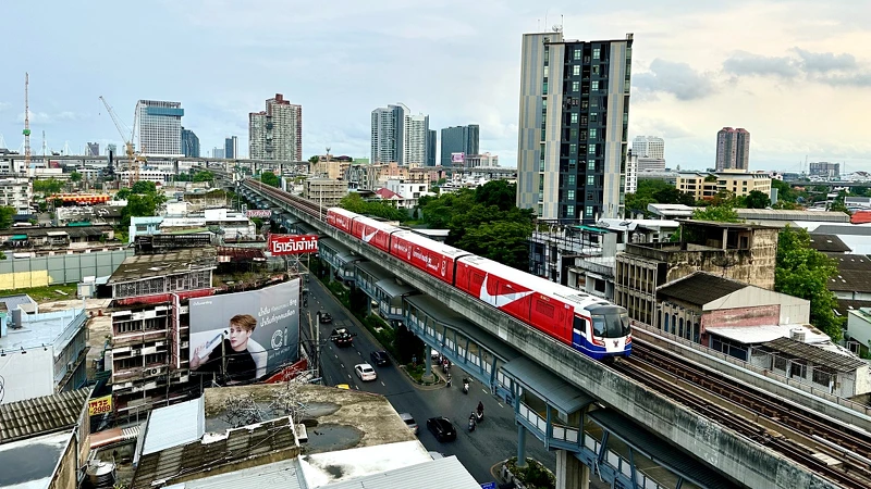 頂樓泳池俯瞰角度，不時會看到BTS列車