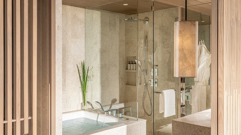 高挑的天花板則進一步放大原本就寬敞的室內空間。 高挑的天花板則進一步放大原本就寬敞的室內空間。