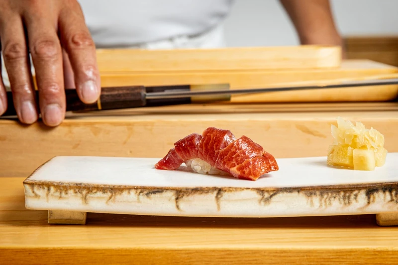 以法式技法重新詮釋日本食材。 以法式技法重新詮釋日本食材。