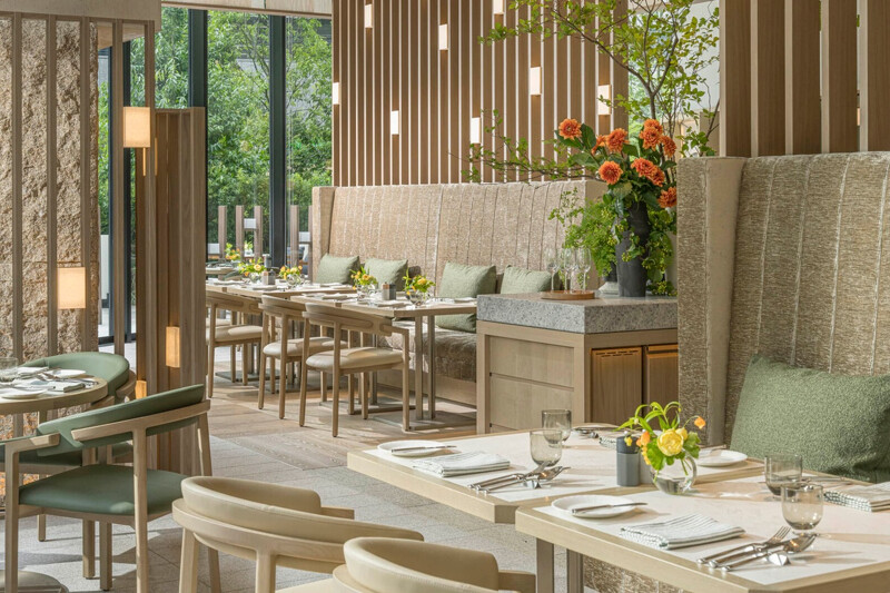 一樓全日餐廳「Jardin」擁有城市中難得一見的綠意花園。 一樓全日餐廳「Jardin」擁有城市中難得一見的綠意花園。