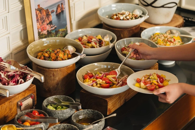 早餐時段,賓客可享用「Farine Croissant Benedict」等經典法式料理以及精彩的自助吧。 早餐時段,賓客可享用「Farine Croissant Benedict」等經典法式料理以及精彩的自助吧。