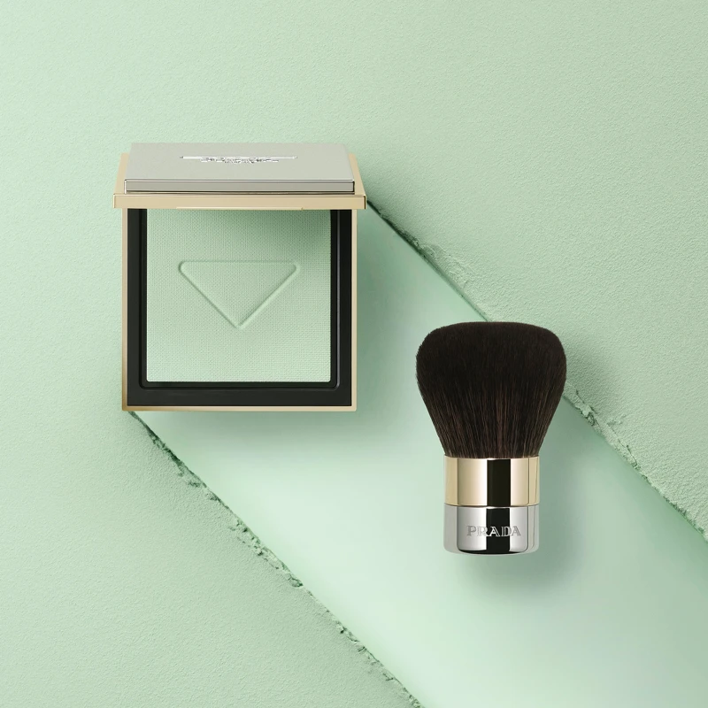PRADA原生霧光定妝粉餅6.8g,NT2,700。蜜粉刷NT3,080 PRADA原生霧光定妝粉餅6.8g,NT2,700。蜜粉刷NT3,080