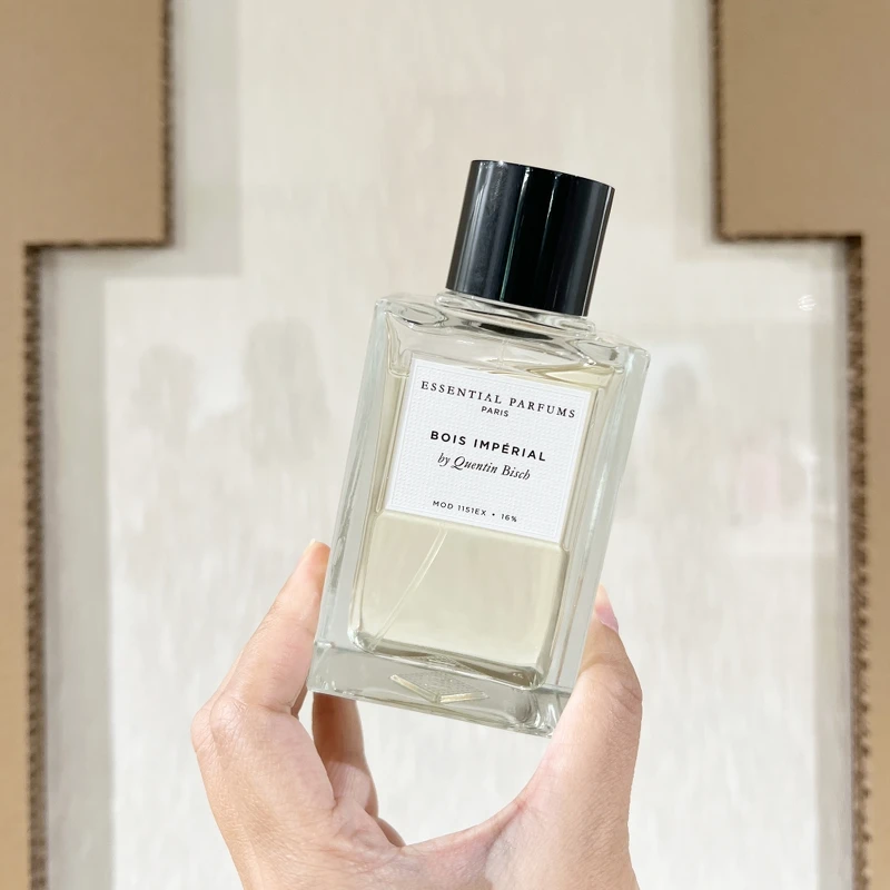 Essential Parfums香水的平身上有著調香師的簽名。 Essential Parfums香水的平身上有著調香師的簽名。