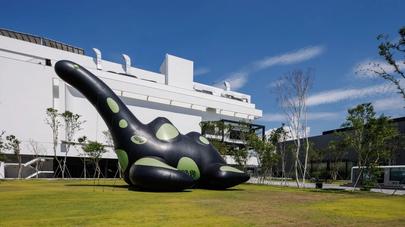 藝術家陳普打造超過12米高藝術裝置「巨型蛇頸龍」現身戶外草坪