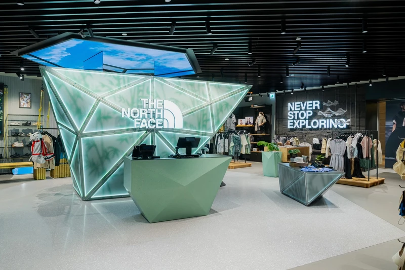 【The North Face】全新店裝「PEAK OF JADE MOUNTAIN 玉山之巔」象徵品牌不畏艱難、勇於登頂的探索精神。 【The North Face】全新店裝「PEAK OF JADE MOUNTAIN 玉山之巔」象徵品牌不畏艱難、勇於登頂的探索精神。