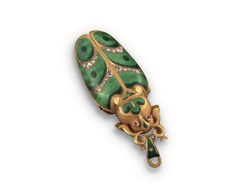 妝點琺瑯與鑽石鑲嵌的「綠甲蟲」女用墜飾錶,1910年。 妝點琺瑯與鑽石鑲嵌的「綠甲蟲」女用墜飾錶,1910年。