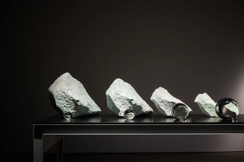 奧拉弗・埃利亞松,《冰河的最後七天》(The last seven days of glacial ice),2024,青銅、玻璃球、不鏽鋼、鋁,152.5 × 300 × 70公分。 作品於新加坡美術館拍攝。攝影:Joseph Nair, Memphis West Pictures。圖像由藝術家;neugerriemschneider, Berlin; Tanya Bonakdar Gallery, New York / Los Angeles提供。© 2024奧拉弗・埃利亞松 奧拉弗・埃利亞松,《冰河的最後七天》(The last seven days of glacial ice),2024,青銅、玻璃球、不鏽鋼、鋁,152.5 × 300 × 70公分。 作品於新加坡美術館拍攝。攝影:Joseph Nair, Memphis West Pictures。圖像由藝術家;neugerriemschneider, Berlin; Tanya Bonakdar Gallery, New York / Los Angeles提供。© 2024奧拉弗・埃利亞松