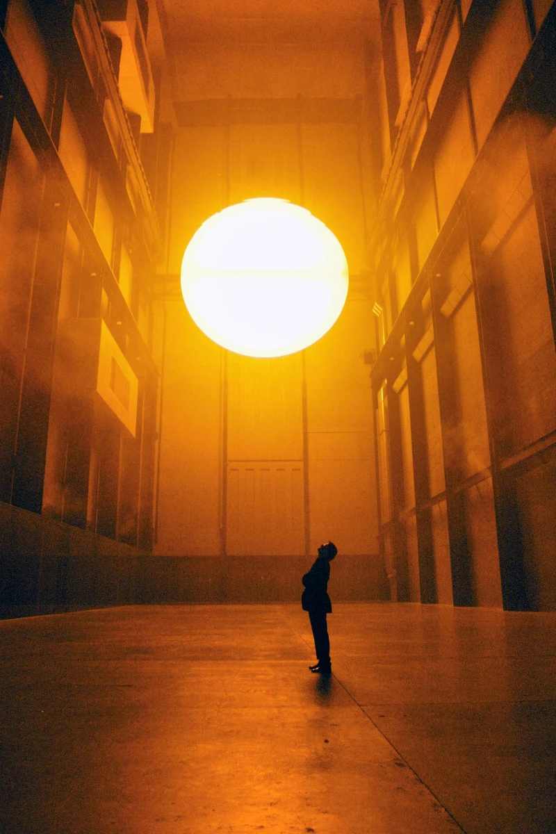 奧拉弗・埃利亞松,倫敦泰特現代美術館《天氣計畫》(The weather project),2003。攝影: Olafur Eliasson。圖像由藝術家;neugerriemschneider, Berlin; Tanya Bonakdar Gallery, New York / Los Angeles提供。© 2003奧拉弗・埃利亞松 奧拉弗・埃利亞松,倫敦泰特現代美術館《天氣計畫》(The weather project),2003。攝影: Olafur Eliasson。圖像由藝術家;neugerriemschneider, Berlin; Tanya Bonakdar Gallery, New York / Los Angeles提供。© 2003奧拉弗・埃利亞松