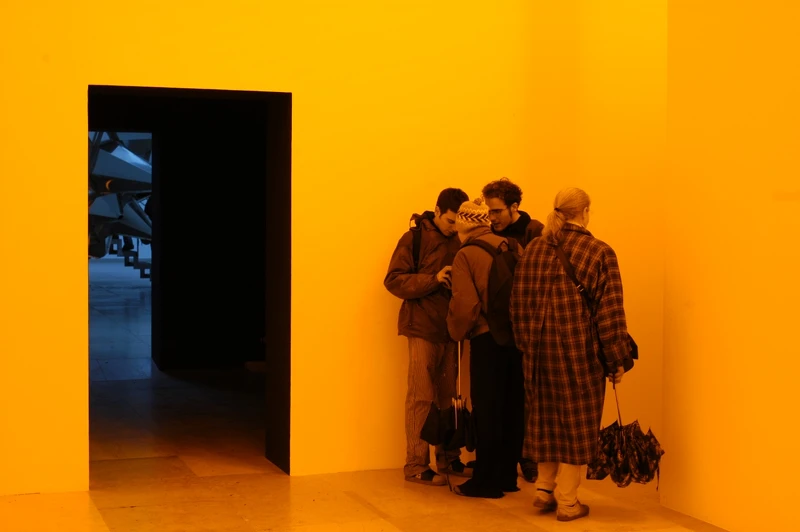 奧拉弗・埃利亞松,第50屆威尼斯雙年展丹麥館《單色房間》(Room for one colour),1997。攝影:Giorgio Boato。圖像由藝術家;neugerriemschneider, Berlin; Tanya Bonakdar Gallery, New York / Los Angeles提供。© 1997 奧拉弗・埃利亞松 奧拉弗・埃利亞松,第50屆威尼斯雙年展丹麥館《單色房間》(Room for one colour),1997。攝影:Giorgio Boato。圖像由藝術家;neugerriemschneider, Berlin; Tanya Bonakdar Gallery, New York / Los Angeles提供。© 1997 奧拉弗・埃利亞松