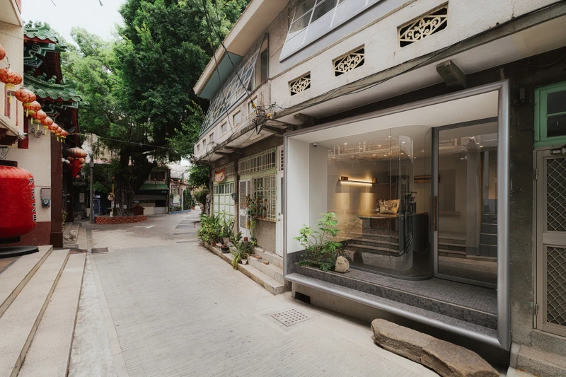 「here kyoto」位在開山路「六合境清水寺」旁，門面低調融入街景。