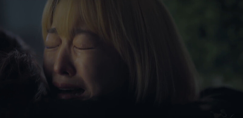 為救未來,未知被拉墜樓,驚嚇過度的兩姊妹抱頭痛哭。短短一段戲,朴寶英把哭聲、表情、情緒細節做得”很精準”,就是兩個不同的人。 為救未來,未知被拉墜樓,驚嚇過度的兩姊妹抱頭痛哭。短短一段戲,朴寶英把哭聲、表情、情緒細節做得”很精準”,就是兩個不同的人。