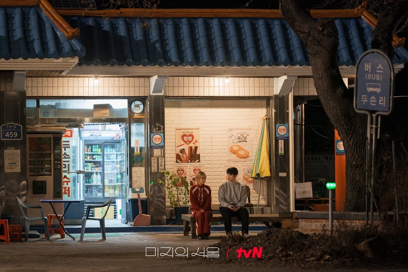 在老家旁雜貨店前閒聊 在老家旁雜貨店前閒聊