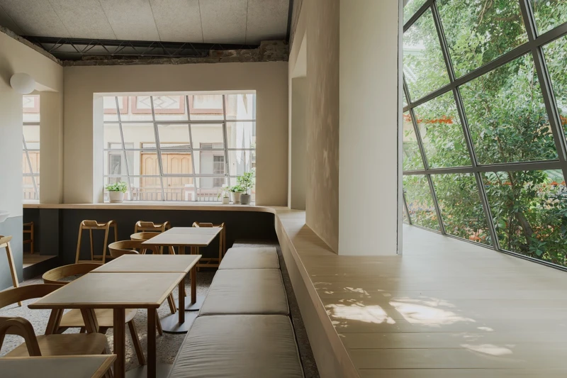 二樓空間開闊而通透。大片玻璃門窗巧妙模糊室內外邊界。