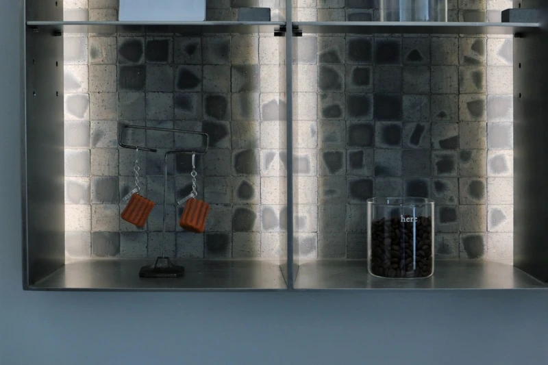 從日本運來的小瓦片也成為空間中相當重要的元素。